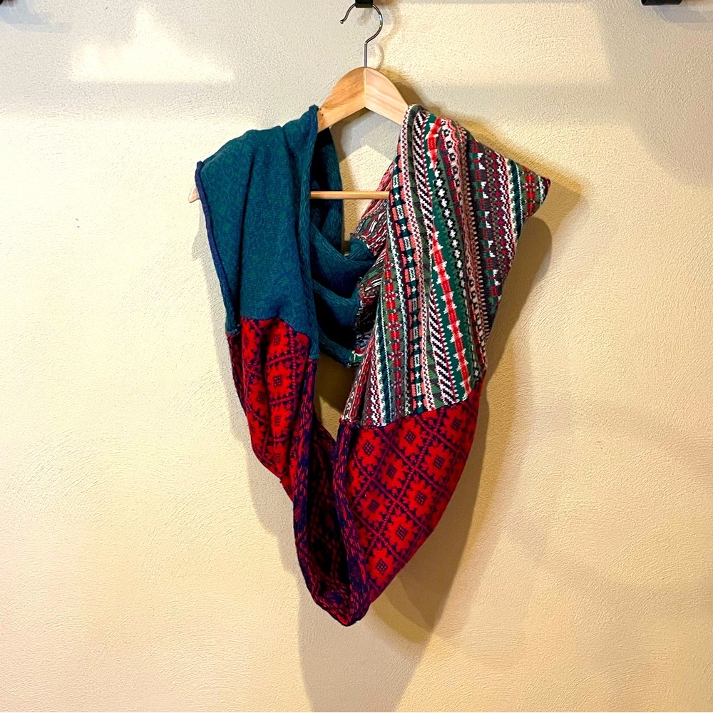 H&M Red Green Christmas Fair Isle Infinity Thick Knit Scarf One Size